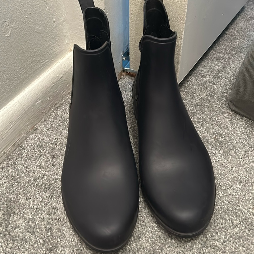 rain boots black